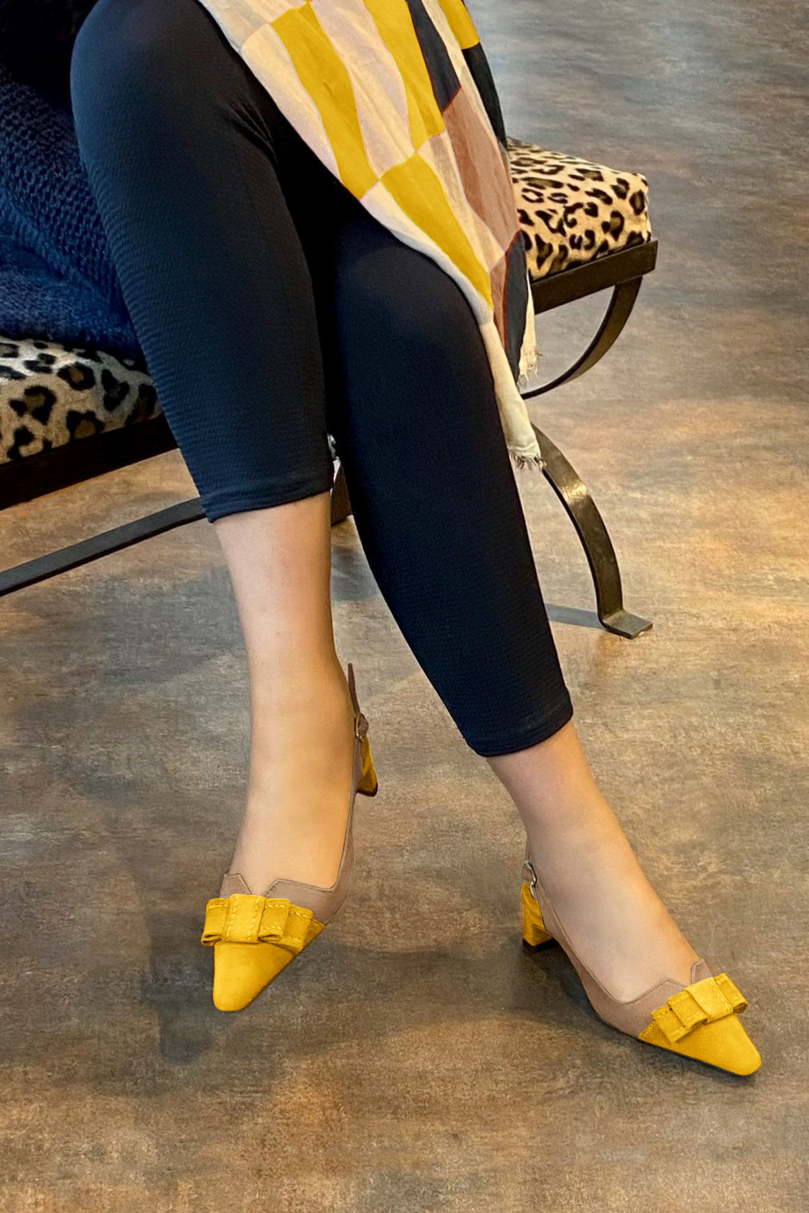 Chaussure femme à brides :  couleur jaune soleil et beige sahara. Bout effilé. Petit talon trotteur. Vue porté - Florence KOOIJMAN