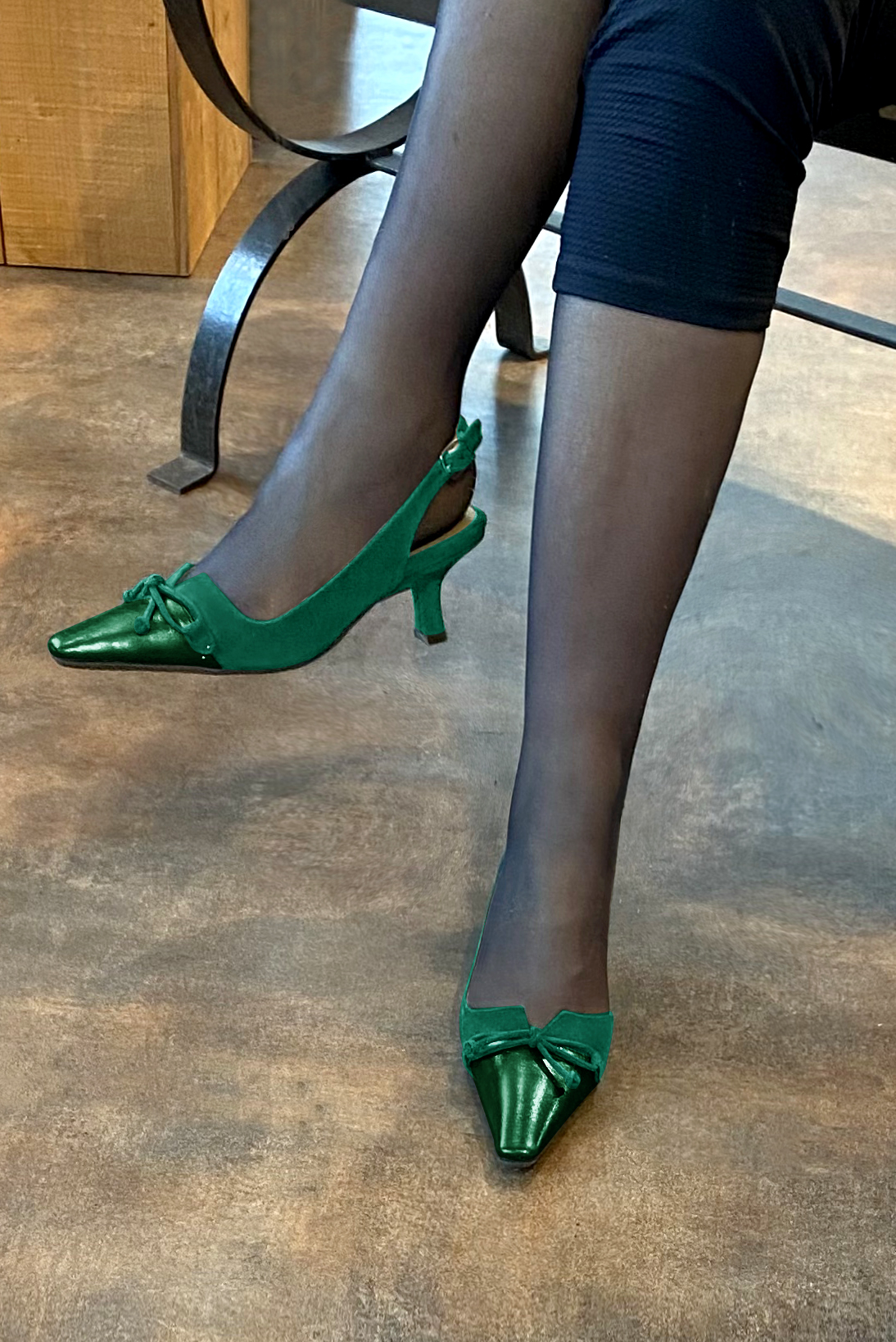Chaussure femme à brides :  couleur vert émeraude. Bout effilé. Talon mi-haut bobine. Vue porté - Florence KOOIJMAN