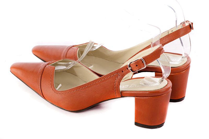 Chaussure femme à brides :  couleur orange clémentine. Bout effilé. Talon mi-haut bottier. Vue arrière - Florence KOOIJMAN