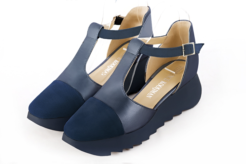 Chaussure femme à brides : Chaussure côtés ouverts bride cou-de-pied couleur bleu marine. Bout carré. Semelle gomme petit talon Vue avant - Florence KOOIJMAN