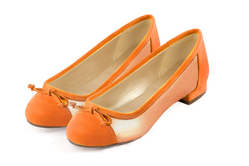 Ballerine : Ballerine avec un petit talon couleur orange abricot. Bout rond. Talon plat bottier Vue avant - Florence KOOIJMAN