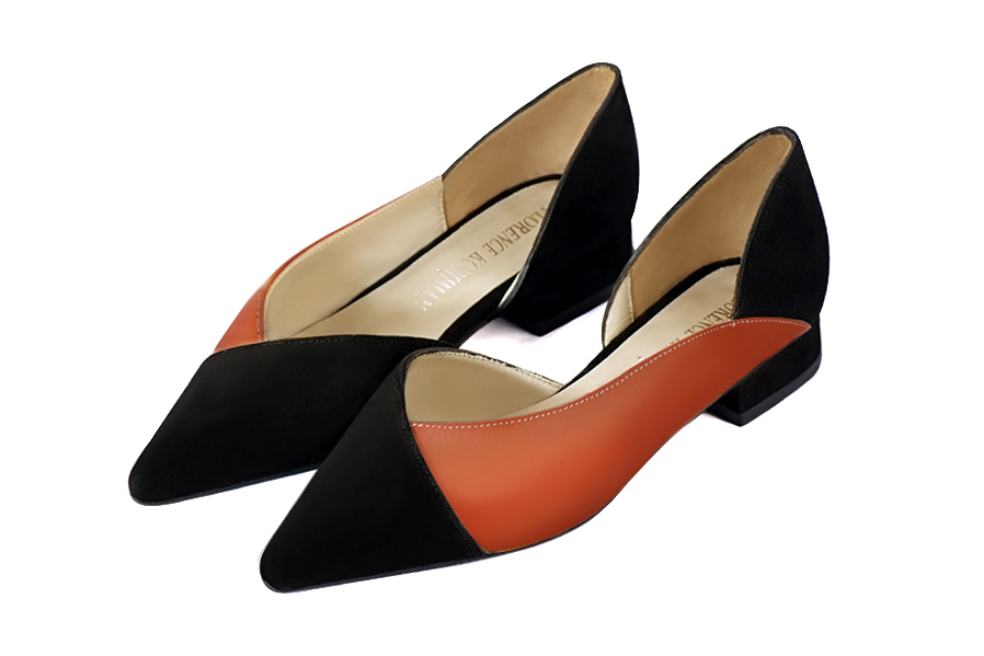 Escarpin : Escarpin cambrure ouverte couleur noir mat et orange corail. Bout pointu. Talon plat bottier Vue avant - Florence KOOIJMAN