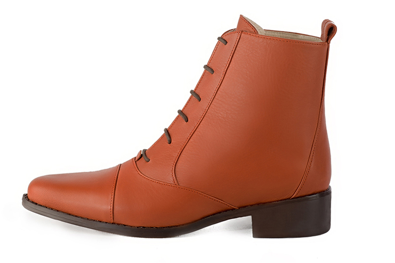 Boots femme : Bottines lacets à l'avant couleur orange corail. Bout rond. Semelle cuir talon plat. Vue de profil - Florence KOOIJMAN