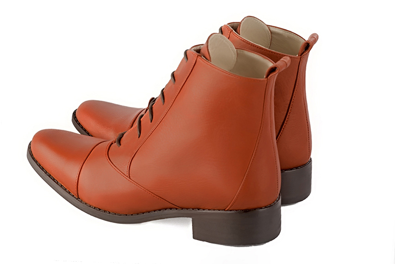 Boots femme : Bottines lacets à l'avant couleur orange corail. Bout rond. Semelle cuir talon plat. Vue arrière - Florence KOOIJMAN