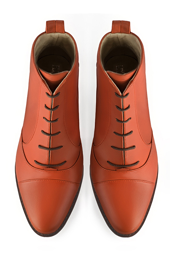 Boots femme : Bottines lacets à l'avant couleur orange corail. Bout rond. Semelle cuir talon plat. Vue du dessus - Florence KOOIJMAN