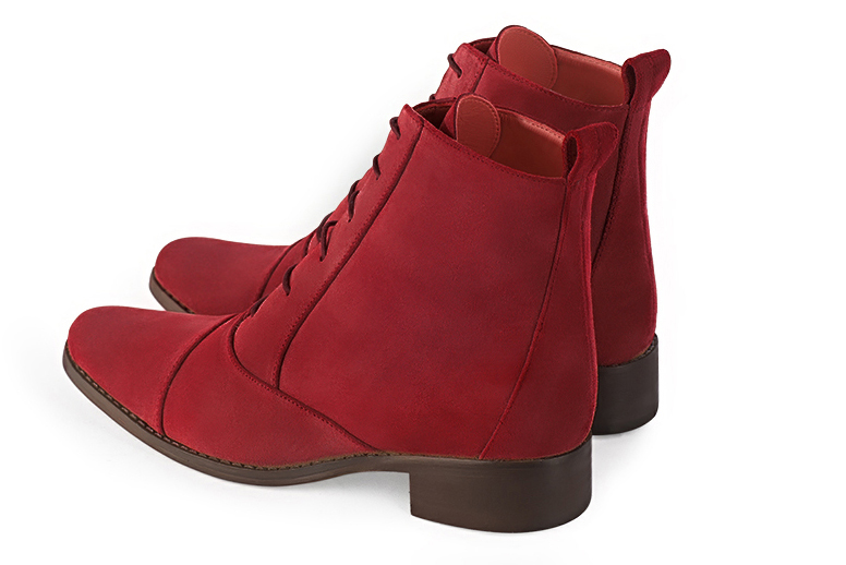 Boots femme : Bottines lacets à l'avant couleur rouge bordeaux. Bout rond. Semelle cuir talon plat. Vue arrière - Florence KOOIJMAN