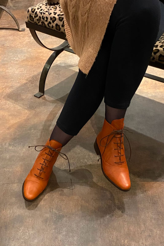 Boots femme : Bottines lacets à l'avant couleur orange corail. Bout rond. Semelle cuir talon plat. Vue porté - Florence KOOIJMAN