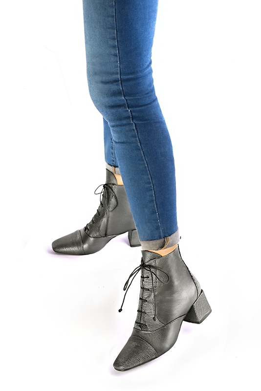 Boots femme : Bottines lacets à l'avant couleur gris acier. Bout carré. Talon mi-haut bottier. Vue porté - Florence KOOIJMAN