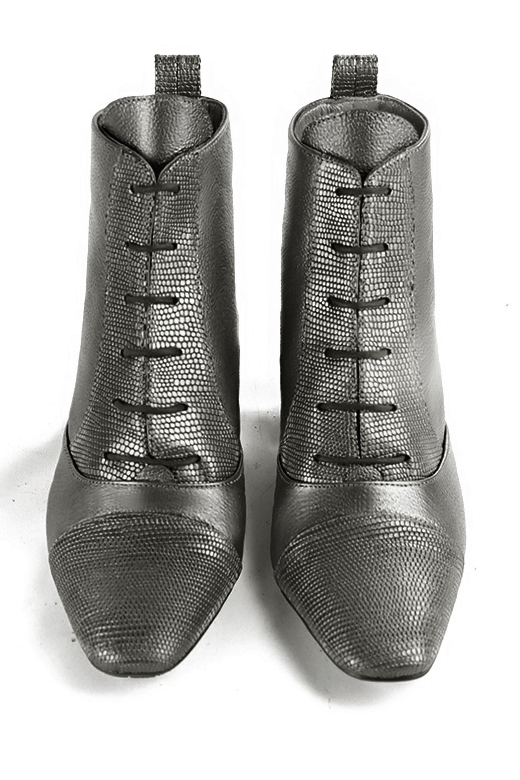 Boots femme : Bottines lacets à l'avant couleur gris acier. Bout carré. Talon mi-haut bottier. Vue du dessus - Florence KOOIJMAN