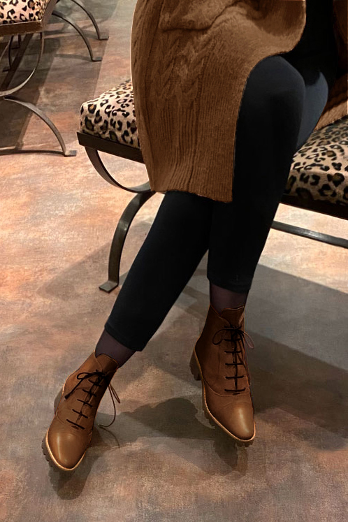 Boots femme : Bottines lacets à l'avant couleur marron caramel. Bout rond. Semelle gomme petit talon. Vue porté - Florence KOOIJMAN