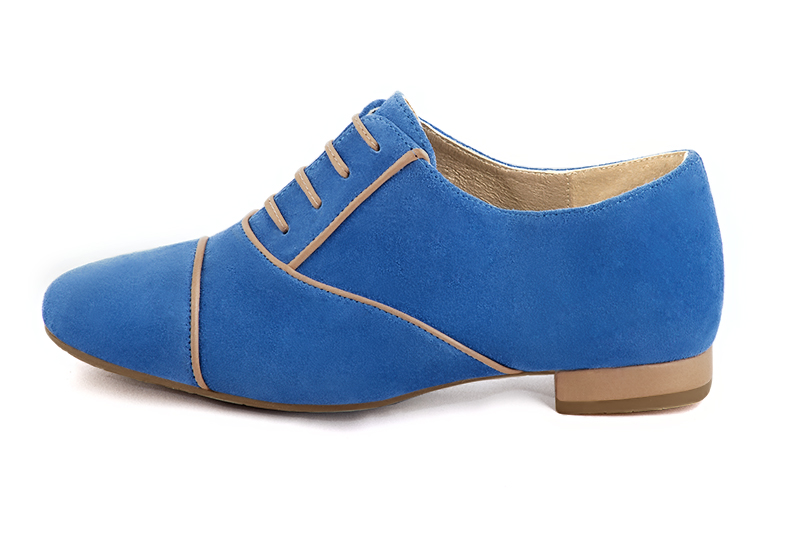 Chaussure femme à lacets : Derby élégant et raffiné couleur bleu électrique et marron caramel. Bout rond. Talon plat bottier. Vue de profil - Florence KOOIJMAN