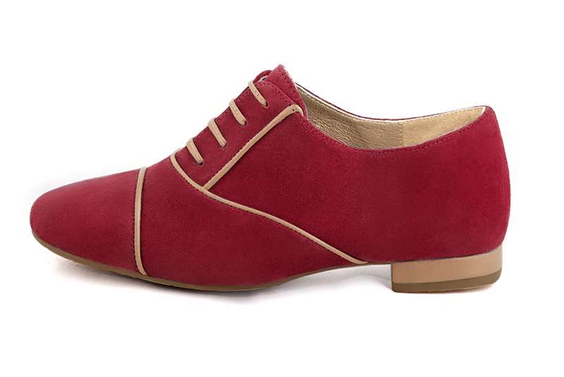 Chaussure femme à lacets : Derby élégant et raffiné couleur rouge bordeaux et marron caramel. Bout rond. Talon plat bottier. Vue de profil - Florence KOOIJMAN