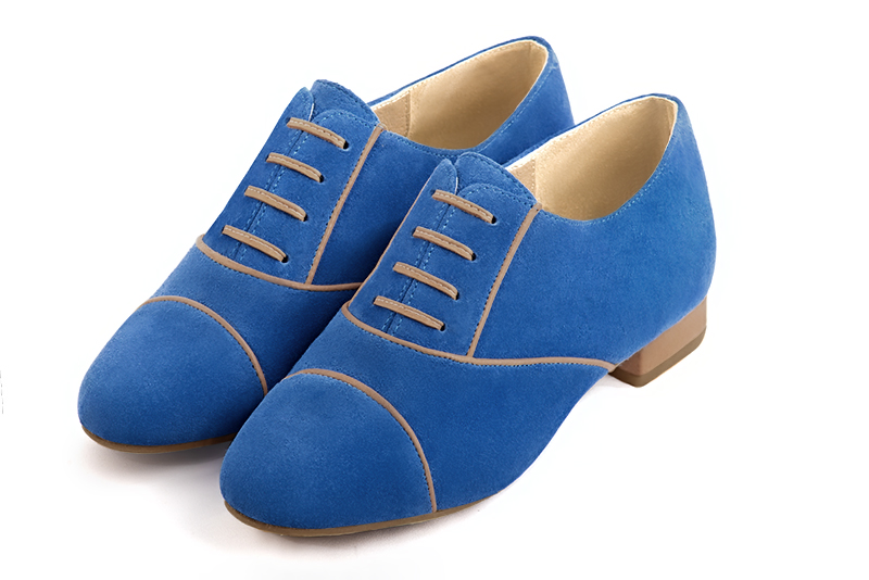 Chaussure femme à lacets : Derby élégant et raffiné couleur bleu électrique et marron caramel. Bout rond. Talon plat bottier Vue avant - Florence KOOIJMAN