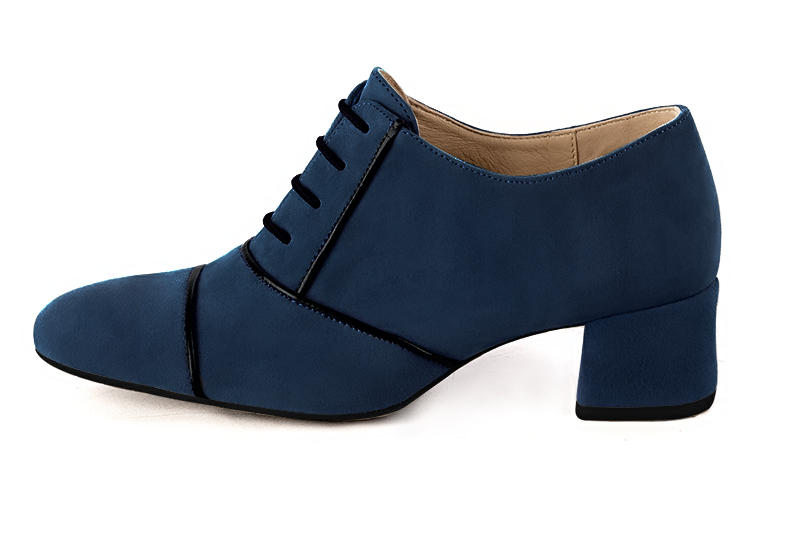 Chaussure femme à lacets : Derby élégant et raffiné couleur bleu marine et noir brillant. Bout rond. Petit talon évasé. Vue de profil - Florence KOOIJMAN