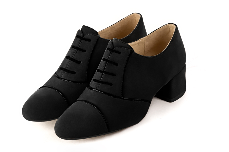 Chaussure femme à lacets : Derby élégant et raffiné couleur noir mat. Bout rond. Petit talon évasé Vue avant - Florence KOOIJMAN