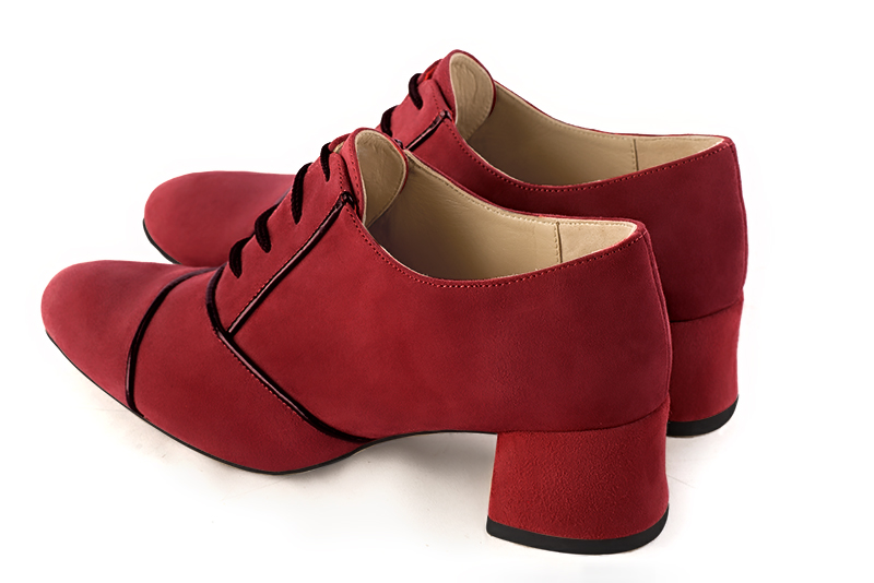 Chaussure femme à lacets : Derby élégant et raffiné couleur rouge bordeaux et noir brillant. Bout rond. Petit talon évasé. Vue arrière - Florence KOOIJMAN