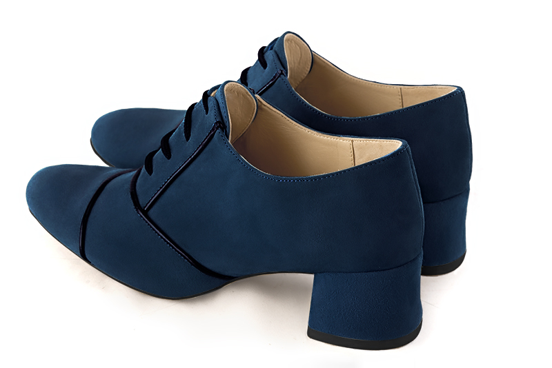 Chaussure femme à lacets : Derby élégant et raffiné couleur bleu marine et noir brillant. Bout rond. Petit talon évasé. Vue arrière - Florence KOOIJMAN