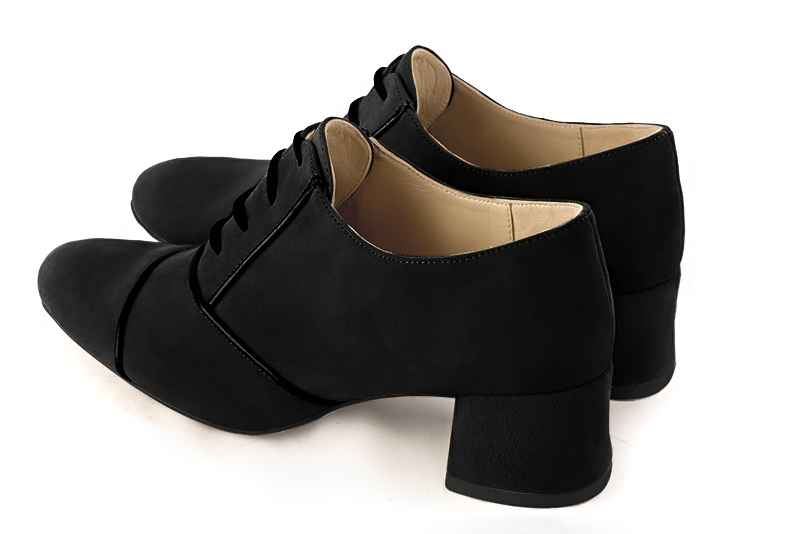 Chaussure femme à lacets : Derby élégant et raffiné couleur noir mat. Bout rond. Petit talon évasé. Vue arrière - Florence KOOIJMAN