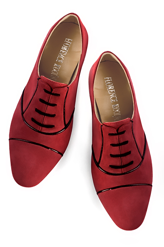 Chaussure femme à lacets : Derby élégant et raffiné couleur rouge bordeaux et noir brillant. Bout rond. Petit talon évasé. Vue du dessus - Florence KOOIJMAN