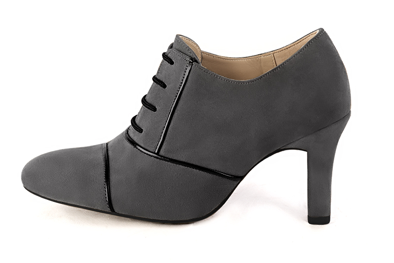 Chaussure femme à lacets : Derby élégant et raffiné couleur gris acier et noir brillant. Bout rond. Talon haut trotteur. Vue de profil - Florence KOOIJMAN