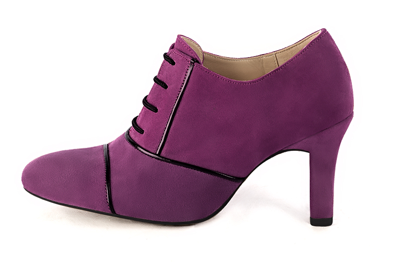 Chaussure femme à lacets : Derby élégant et raffiné couleur violet myrtille et noir brillant. Bout rond. Talon haut trotteur. Vue de profil - Florence KOOIJMAN