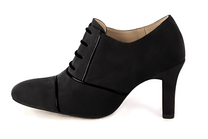 Chaussure femme à lacets : Derby élégant et raffiné couleur noir mat. Bout rond. Talon haut trotteur. Vue de profil - Florence KOOIJMAN