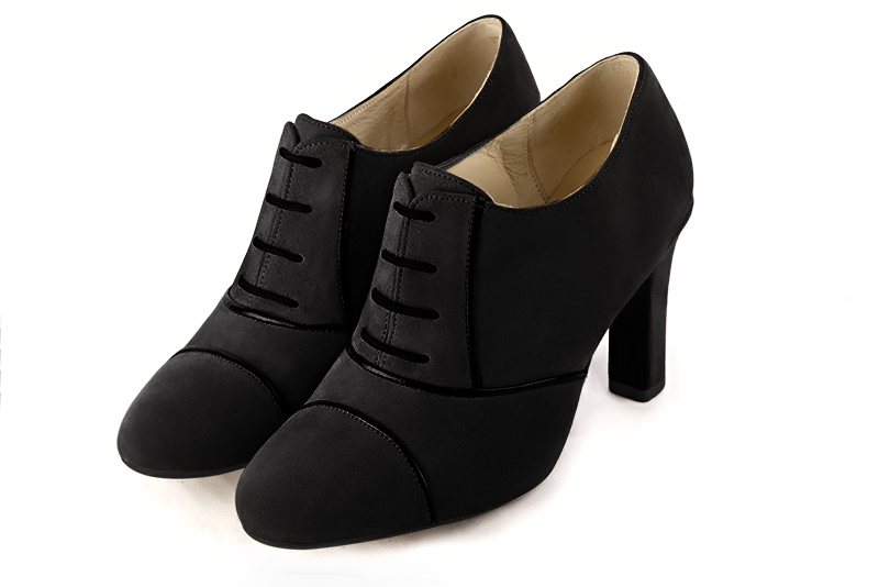 Chaussure femme à lacets : Derby élégant et raffiné couleur noir mat. Bout rond. Talon haut trotteur Vue avant - Florence KOOIJMAN