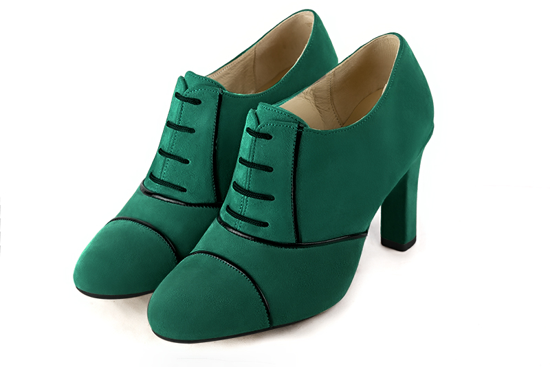 Chaussure femme à lacets : Derby élégant et raffiné couleur vert émeraude et noir brillant. Bout rond. Talon haut trotteur Vue avant - Florence KOOIJMAN