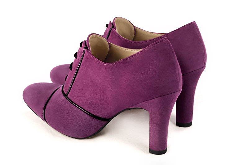 Chaussure femme à lacets : Derby élégant et raffiné couleur violet myrtille et noir brillant. Bout rond. Talon haut trotteur. Vue arrière - Florence KOOIJMAN