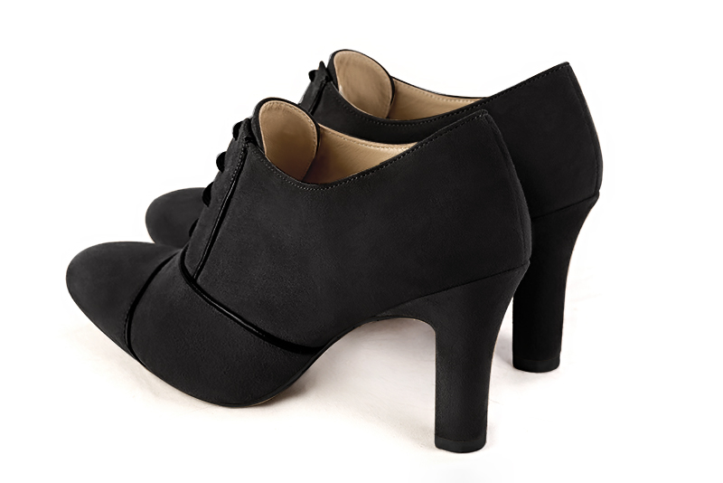 Chaussure femme à lacets : Derby élégant et raffiné couleur noir mat. Bout rond. Talon haut trotteur. Vue arrière - Florence KOOIJMAN