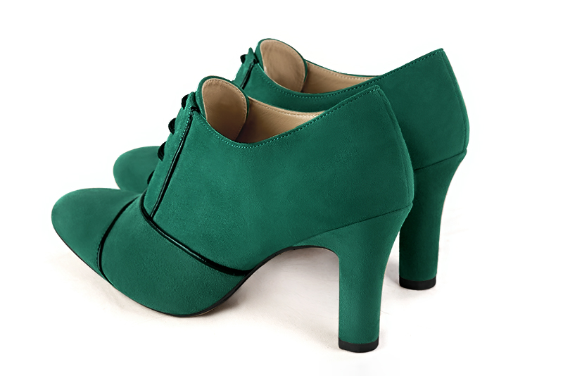 Chaussure femme à lacets : Derby élégant et raffiné couleur vert émeraude et noir brillant. Bout rond. Talon haut trotteur. Vue arrière - Florence KOOIJMAN