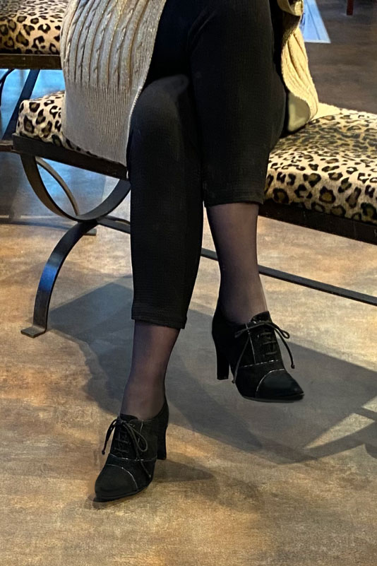Chaussure femme à lacets : Derby élégant et raffiné couleur noir mat. Bout rond. Talon haut trotteur. Vue porté - Florence KOOIJMAN
