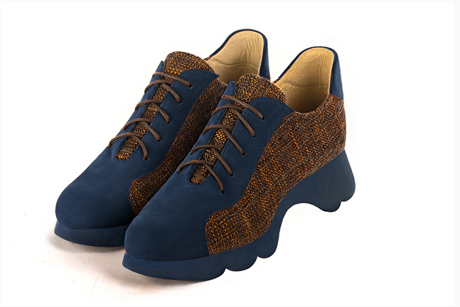 Chaussure femme à lacets : Derby sport couleur bleu marine et orange corail. Vue avant - Florence KOOIJMAN