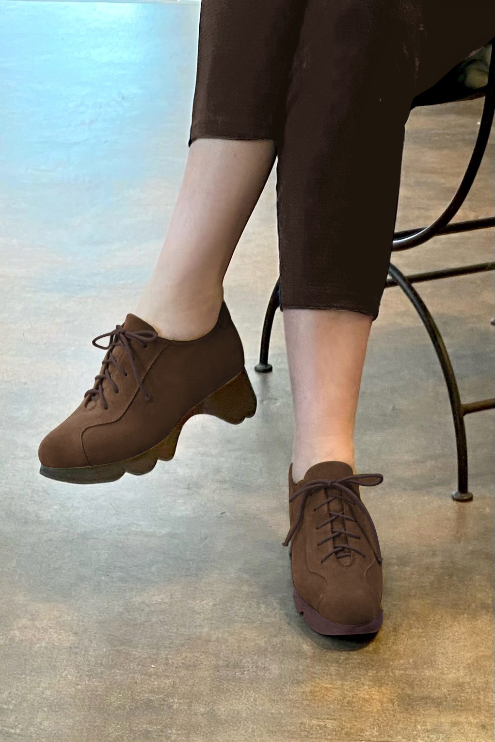 Chaussure femme à lacets : Derby sport couleur marron chocolat.. Vue porté - Florence KOOIJMAN