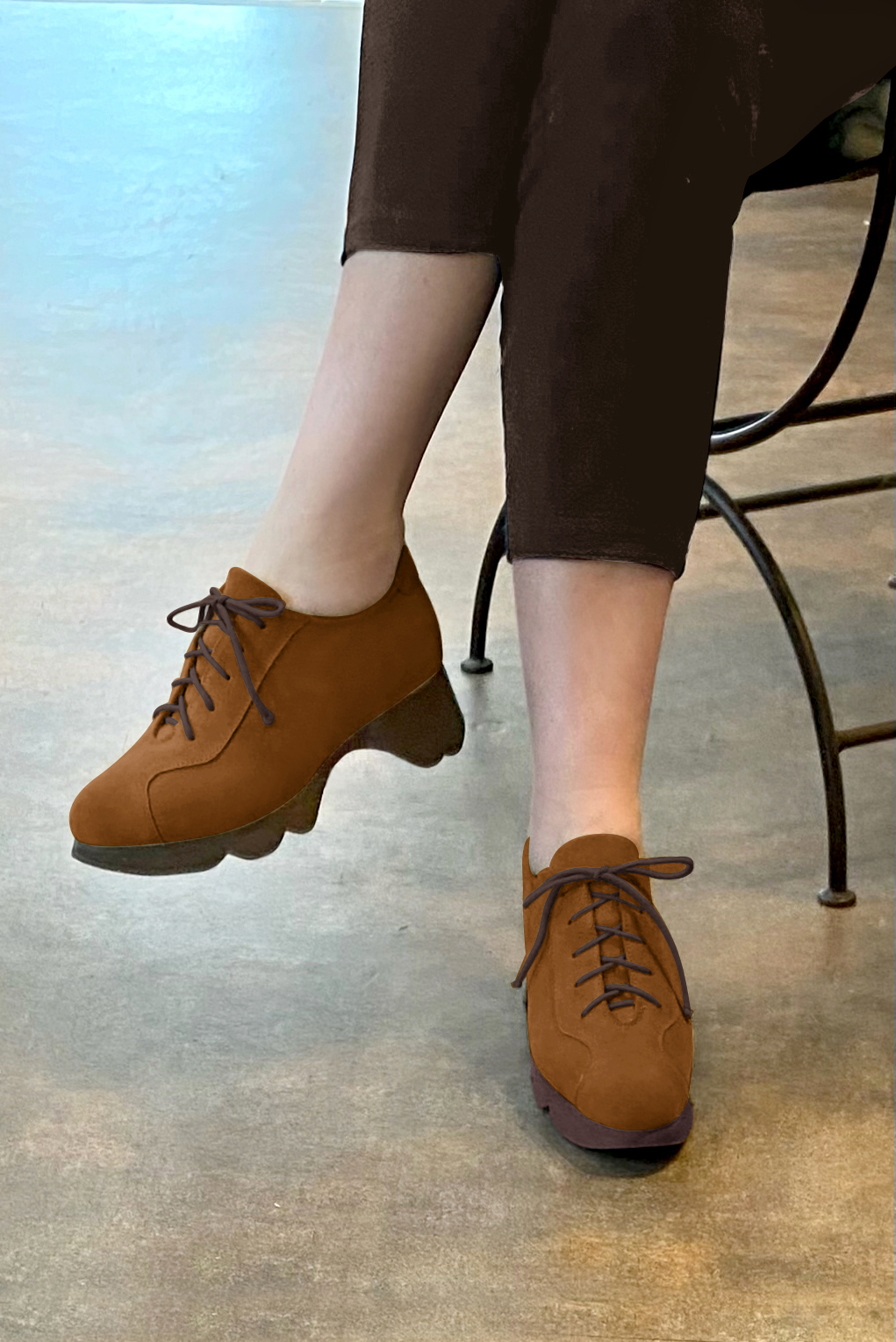 Chaussure femme à lacets : Derby sport couleur marron caramel.. Vue porté - Florence KOOIJMAN