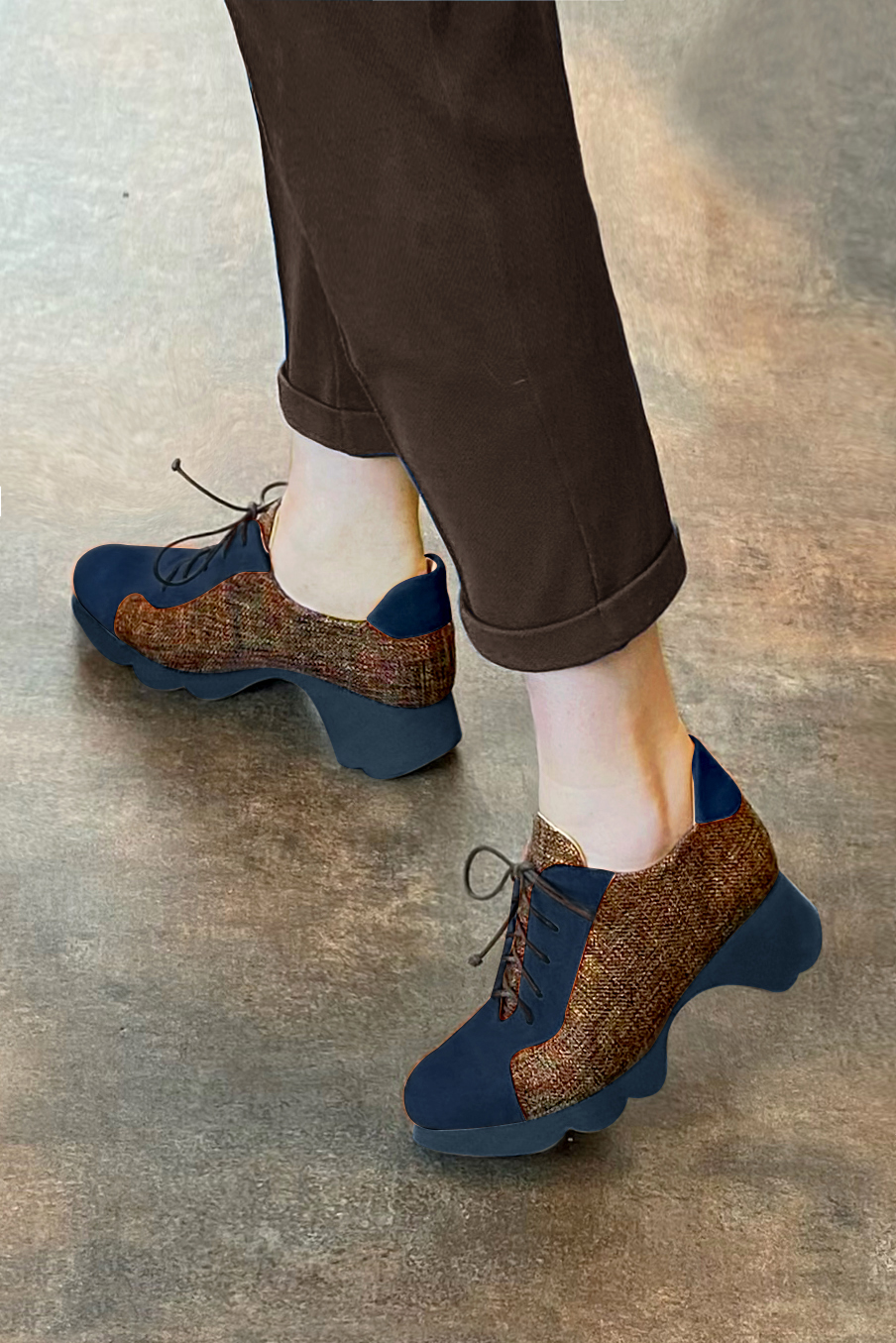 Chaussure femme à lacets : Derby sport couleur bleu marine et orange corail.. Vue porté - Florence KOOIJMAN