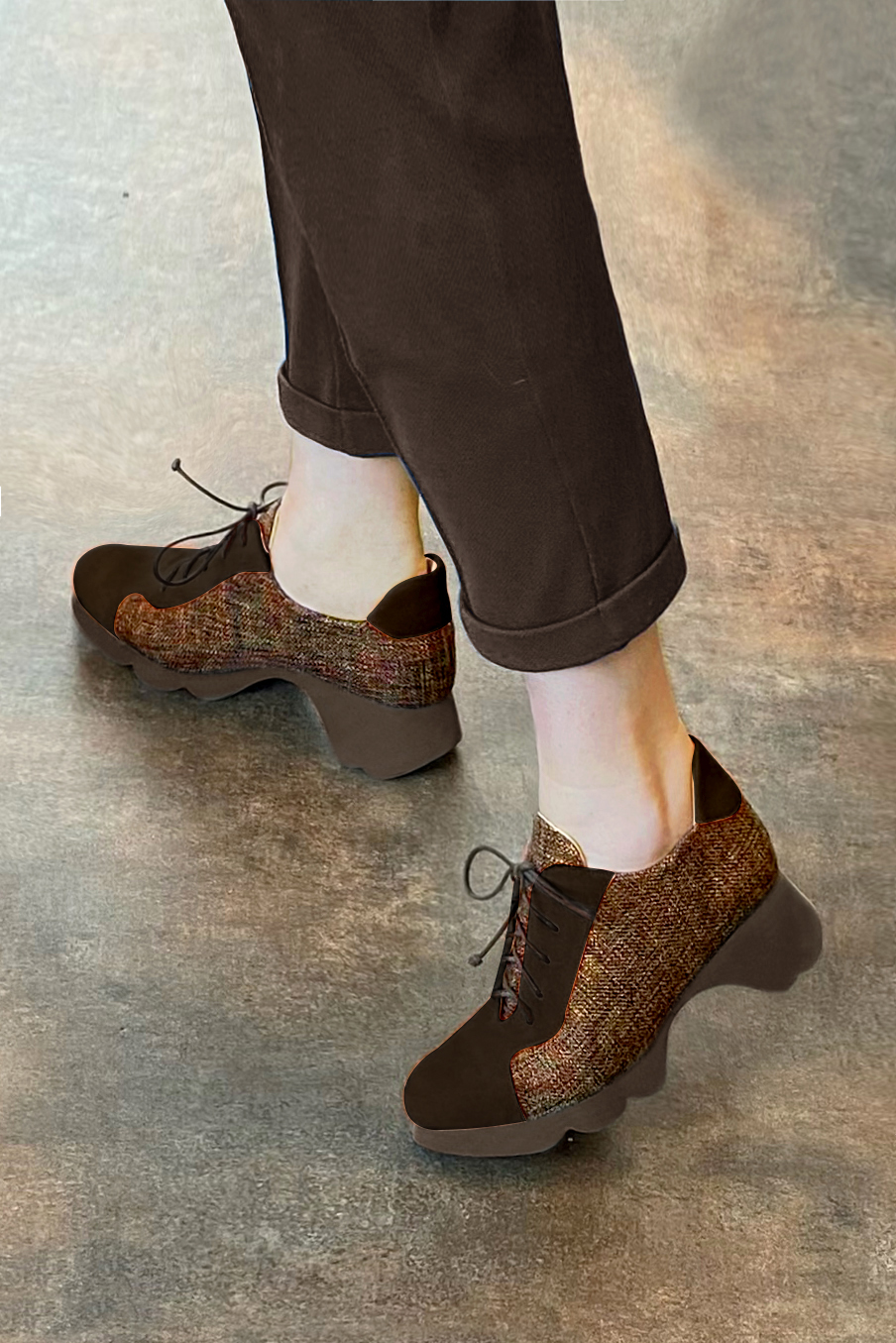 Chaussure femme à lacets : Derby sport couleur marron ébène et orange corail.. Vue porté - Florence KOOIJMAN