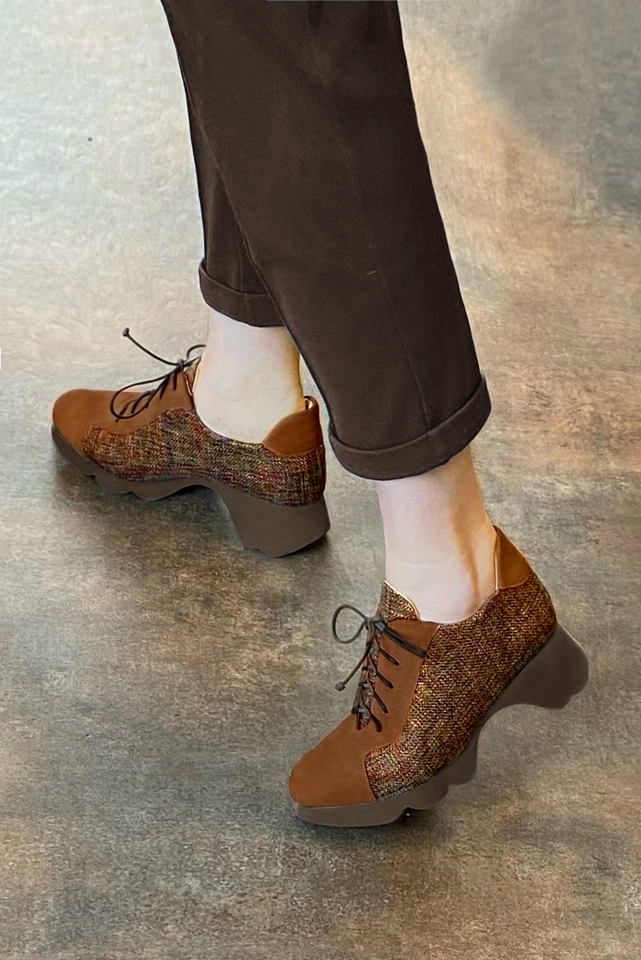 Chaussure femme à lacets : Derby sport couleur marron caramel et orange corail.. Vue porté - Florence KOOIJMAN