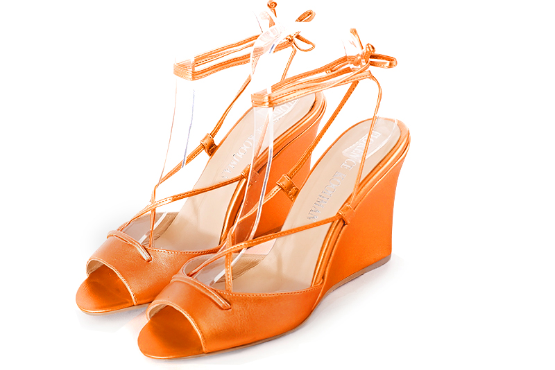 Sandale femme : Sandale soirées et cérémonies couleur orange abricot. Bout rond. Talon haut compensé Vue avant - Florence KOOIJMAN