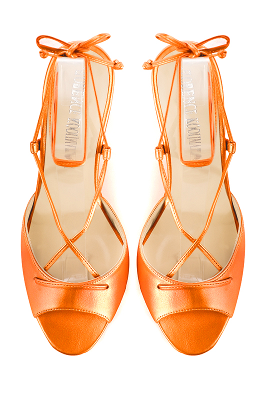 Sandale femme : Sandale soirées et cérémonies couleur orange abricot. Bout rond. Talon haut compensé. Vue du dessus - Florence KOOIJMAN