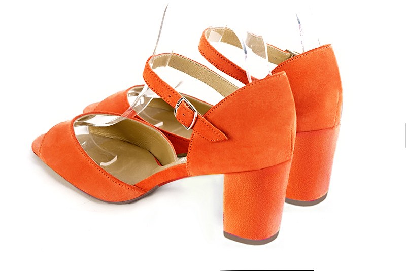 Sandale femme : Sandale soirées et cérémonies couleur orange clémentine. Bout carré. Talon mi-haut bottier. Vue arrière - Florence KOOIJMAN