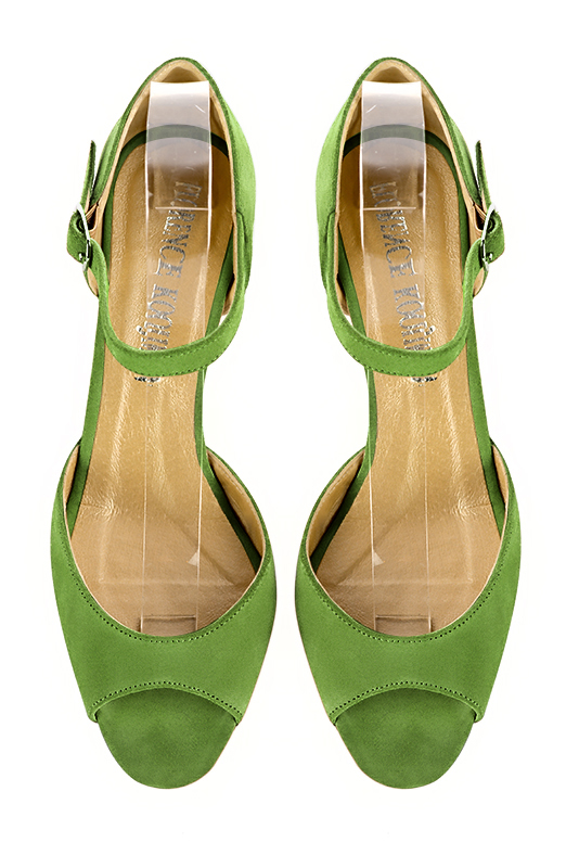 Sandale femme : Sandale soirées et cérémonies couleur vert anis. Bout carré. Talon mi-haut bobine. Vue du dessus - Florence KOOIJMAN