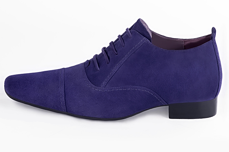 Chaussures homme à lacets type derbies ou richelieux :  couleur violet outremer.. Bout rond. Semelle cuir talon plat. Vue de profil - Florence KOOIJMAN