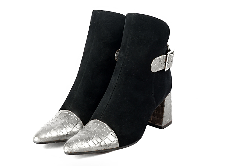 Boots femme : Boots avec des boucles à l'arrière couleur argent platine et noir mat. Bout effilé. Talon mi-haut évasé Vue avant - Florence KOOIJMAN