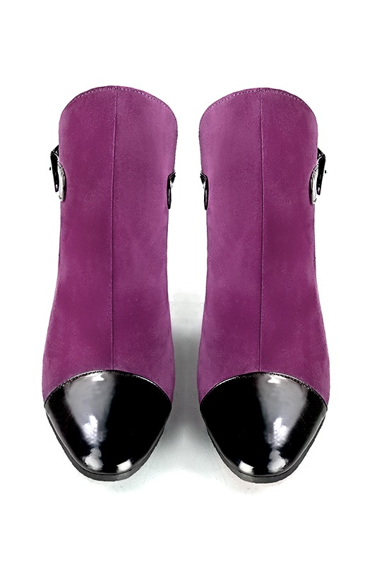 Boots femme : Boots avec des boucles à l'arrière couleur noir brillant et violet myrtille. Bout rond. Talon mi-haut bottier. Vue du dessus - Florence KOOIJMAN