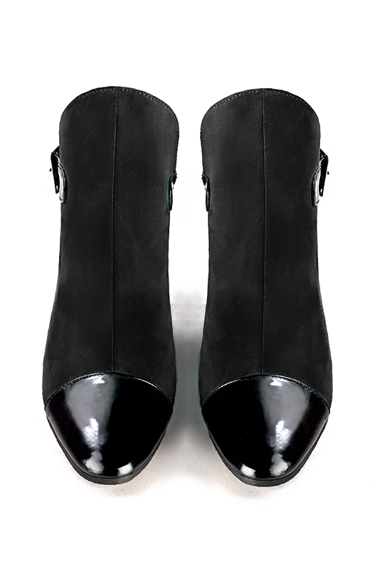 Boots femme : Boots avec des boucles à l'arrière couleur noir brillant. Bout rond. Talon mi-haut bottier. Vue du dessus - Florence KOOIJMAN