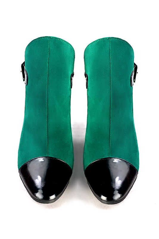 Boots femme : Boots avec des boucles à l'arrière couleur noir brillant et vert émeraude. Bout rond. Talon mi-haut bottier. Vue du dessus - Florence KOOIJMAN