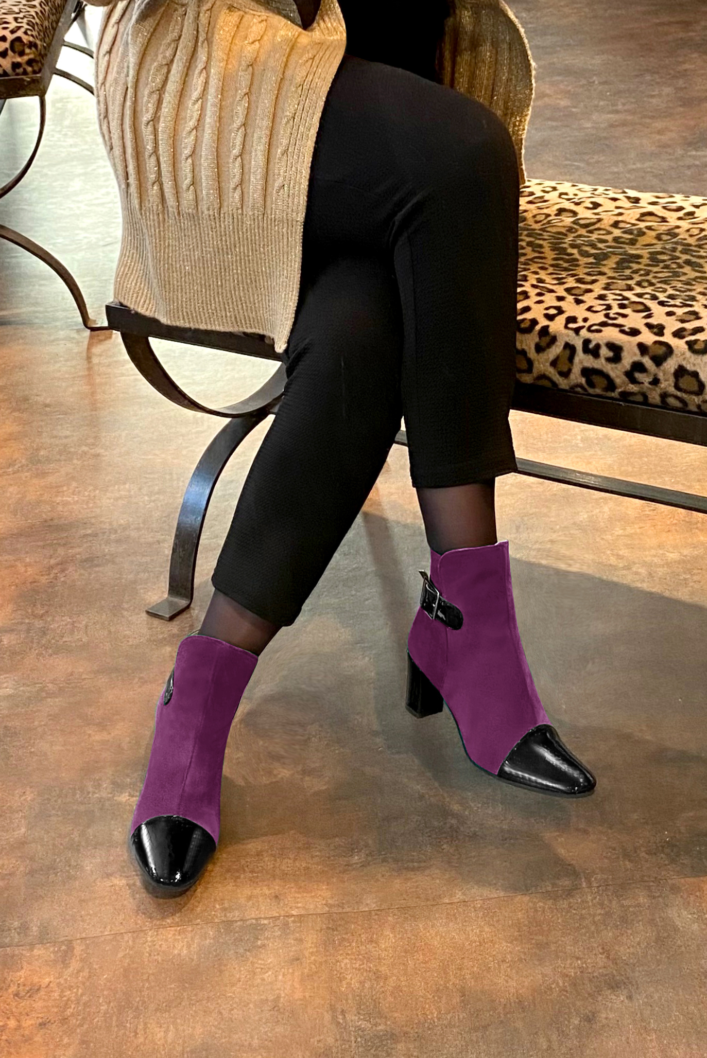 Boots femme : Boots avec des boucles à l'arrière couleur noir brillant et violet myrtille. Bout rond. Talon mi-haut bottier. Vue porté - Florence KOOIJMAN