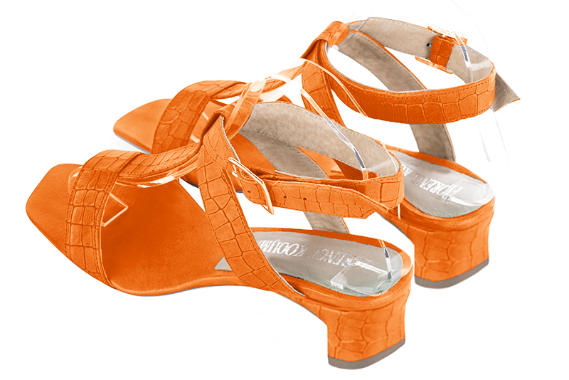 Sandale femme : Sandale soirées et cérémonies couleur orange abricot. Bout carré. Petit talon trotteur. Vue arrière - Florence KOOIJMAN