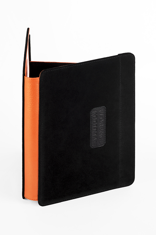 Etui pour tablette orange abricot et noir mat haut de gamme. Personnalisation. Vue porté - Florence KOOIJMAN